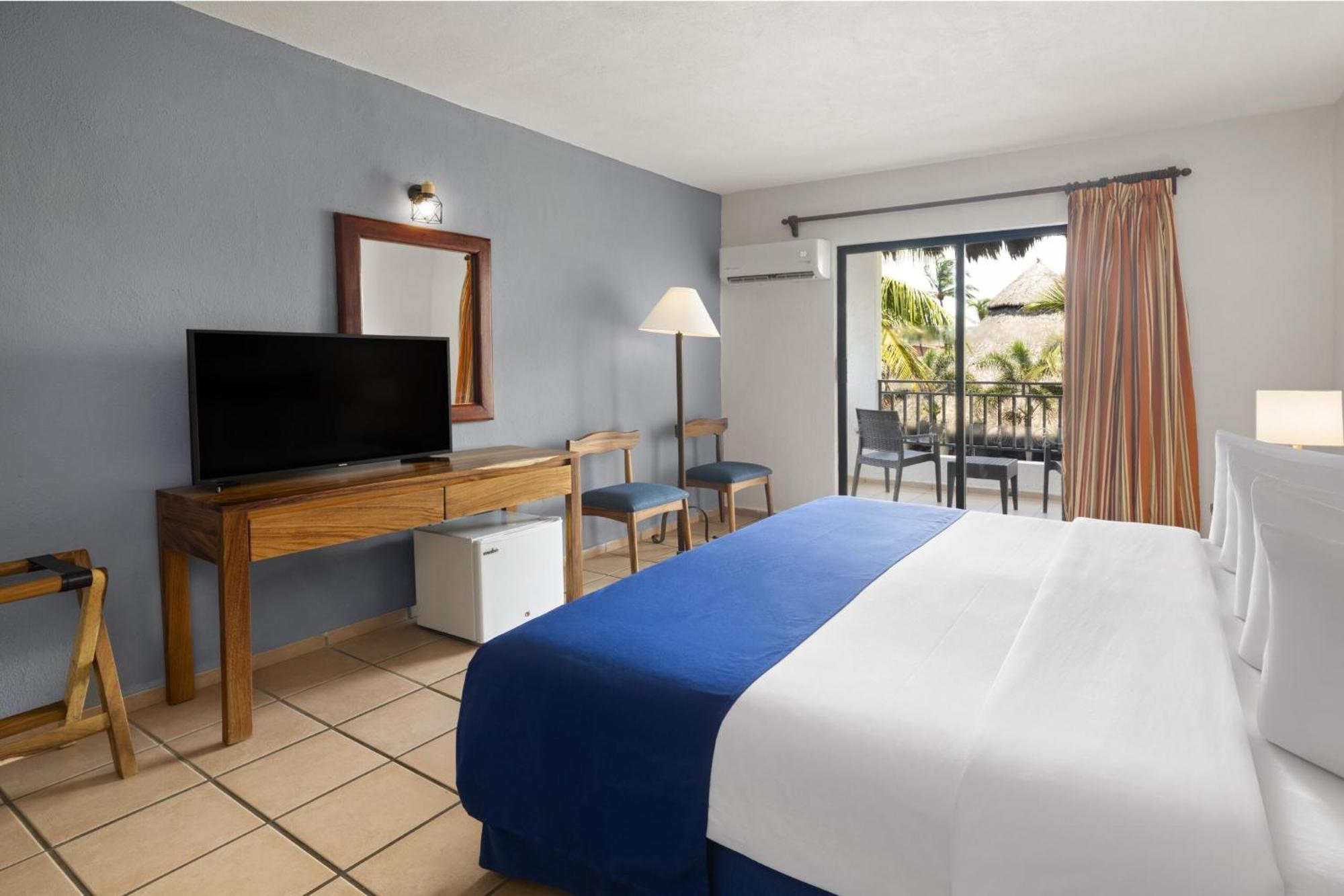 Habitación con cama extragrande y vistas al mar